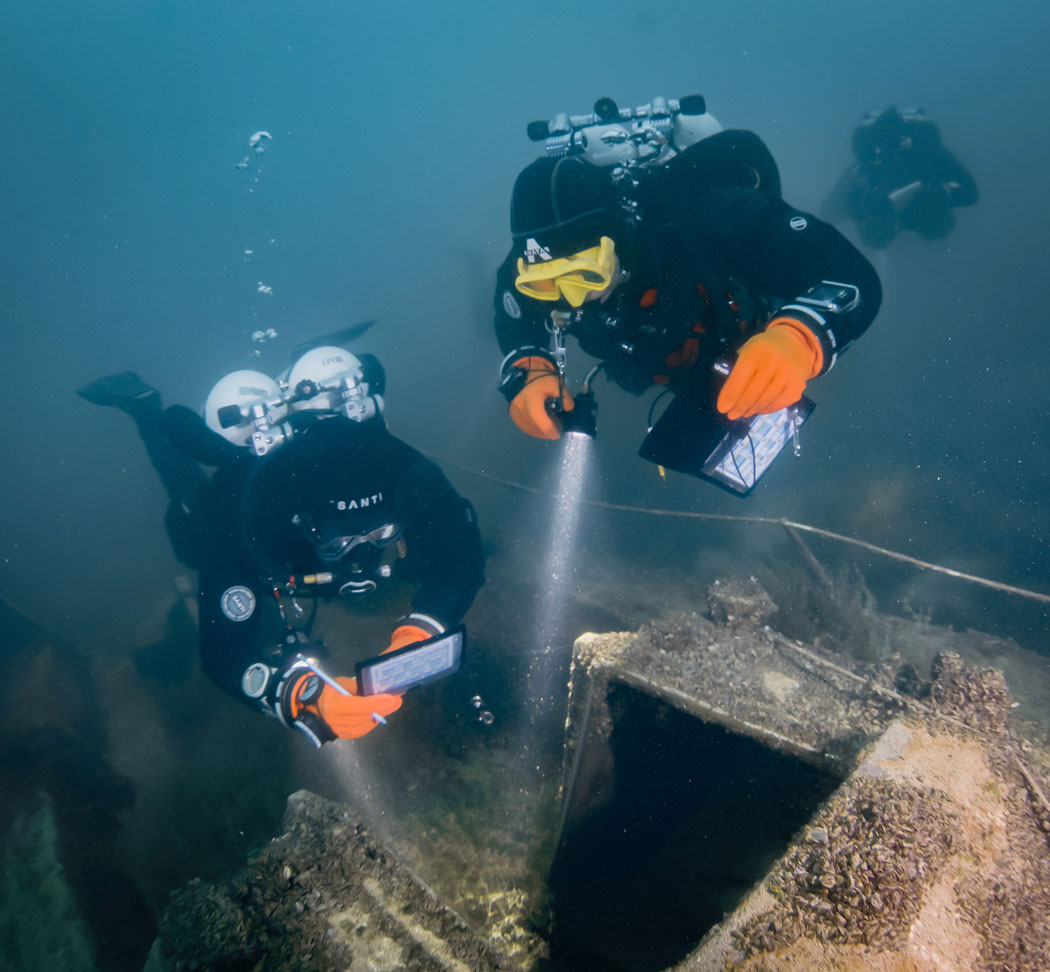  Sportdivers document a shipwrek